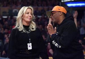 ?队记：珍妮在NBA圈子里广受喜爱 她是老板中最友善的人之一